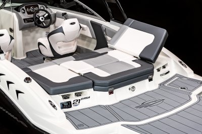 21 SSi - Aft Sun Lounge