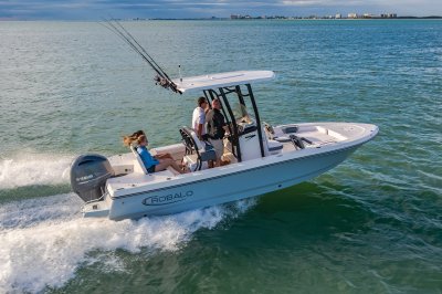 2025 R226 Cayman Running in Ocean Starboard View
