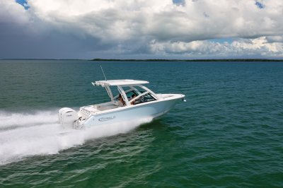2025 R257 Running in Ocean Rear Starboard View