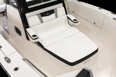 2027 R360 Bow Lounge