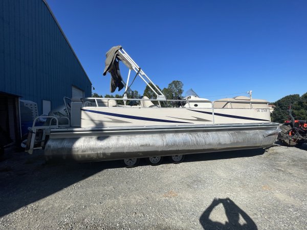 Pre-Owned 2004  powered Power Boat for sale